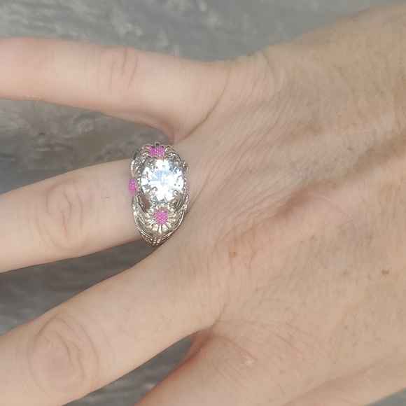 New Round Cubic Zirconia Daisy Silver Ring. - Picture 4 of 7